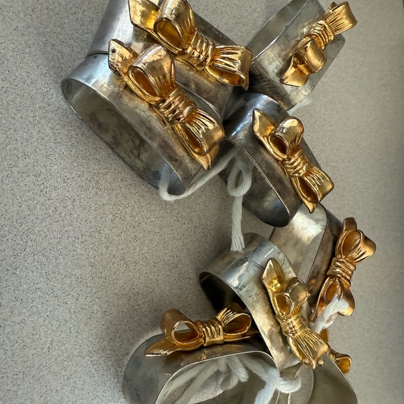 Set of 8 silver and gold colored napkin rings with bows